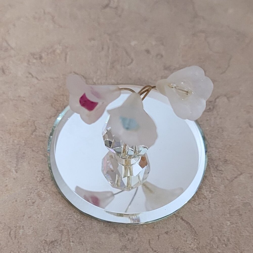 Small Crystal Vase with 3 Frosted Flowers on Display Round Mirror